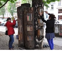 Bookcrossing a Berlino: gli alberi diventano biblioteche