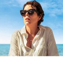“La figlia oscura”, il film tratto dal romanzo di Elena Ferrante: trama e recensione