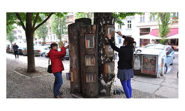 Bookcrossing a Berlino: gli alberi diventano biblioteche