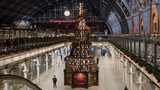 Il più bell'albero di Natale 2023 di Londra è fatto di libri: ecco dov'è