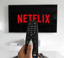 Netflix: catalogo maggio 2021, ecco serie tv e film tratti dai libri
