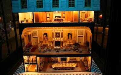 La casa delle bambole (con biblioteca) più famosa del mondo compie 100 anni