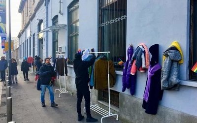 Arriva a Milano il Muro della Gentilezza: libri, abiti e vestiti per i senzatetto