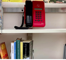 Le cabine telefoniche dismesse diventano biblioteche: a Camogli inaugurata la biblio-cabina
