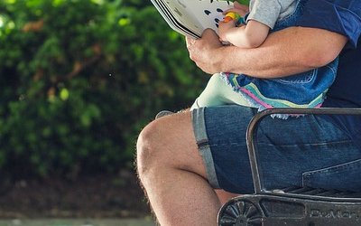 Meglio leggere libri cartacei ai bambini: lo studio dell'università che mette ko l'ebook