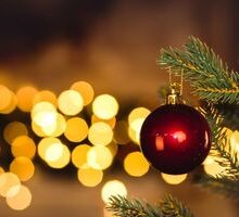 “L'albero di Natale” di Nazim Hikmet: la poesia di buone feste dedicata a chi soffre la mancanza