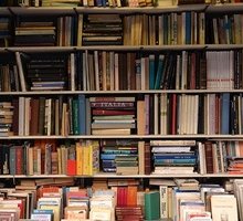 Perché in Italia chiudono le librerie? Una crisi senza fine