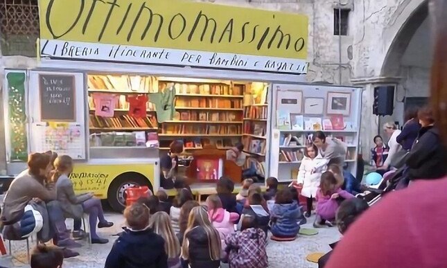 I libri per bambini arrivano in furgone: la libreria itinerante Ottimomassimo