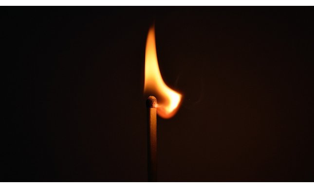 “Parigi di notte”: il vero significato della poesia sui tre fiammiferi di Jacques Prévert