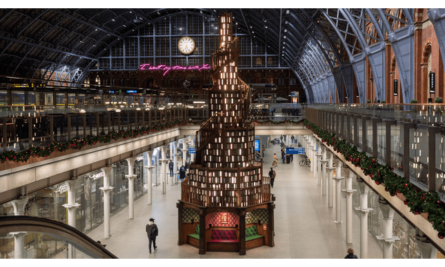 Il più bell'albero di Natale 2023 di Londra è fatto di libri: ecco dov'è
