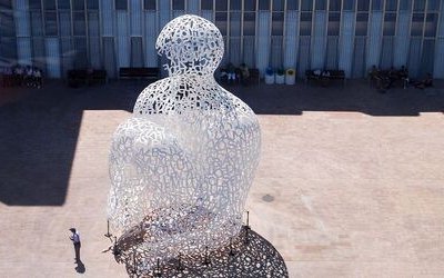 Le parole diventano sculture: il segreto dell'artista Jaume Plensa che unisce i linguaggi del mondo