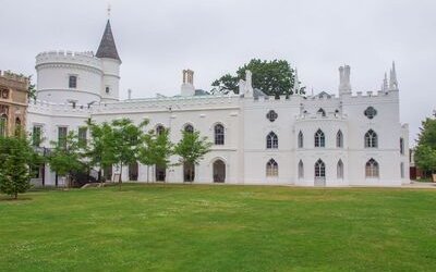 Le case più strane degli scrittori famosi: dal castello alla boathouse