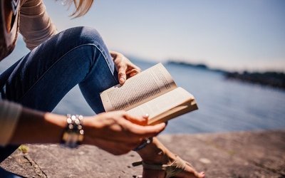 La storia incredibile della ragazza che legge al contrario