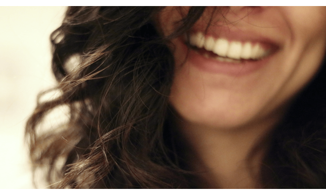 “Sorridi donna”: la poesia di Alda Merini dedicata a tutte le donne 