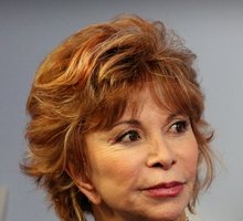 Isabel Allende: vita, opere e frasi della scrittrice nel giorno della sua nascita