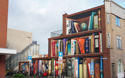 Libri giganti a Utrecht: murale trasforma palazzina in una libreria 
