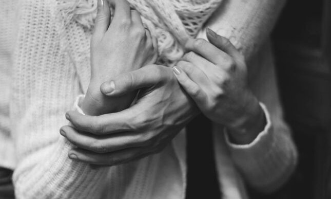 “Tra le tue braccia”: il valore di un abbraccio nelle poesie di Alda Merini