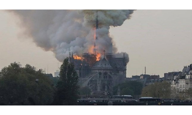 Notre Dame in fiamme: brucia la cattedrale del libro