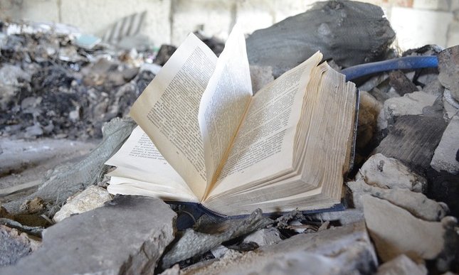 Messina, i netturbini salvano i libri dai rifiuti per dare loro una nuova vita