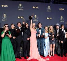Emmy Awards 2021: trionfo per La regina degli scacchi, flop di The Handmaid's Tale