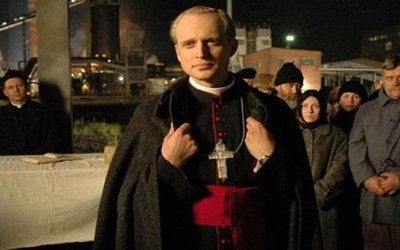 Karol, Un uomo diventato Papa: trama e trailer del film stasera in tv