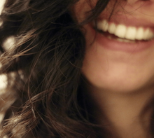 “Sorridi donna”: la poesia di Alda Merini dedicata a tutte le donne 
