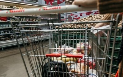 Nella spesa sociale arrivano anche i libri per bambini. Succede a Bari
