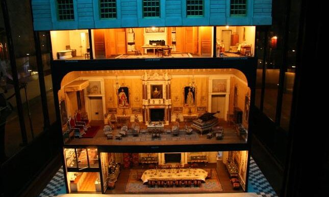 La casa delle bambole (con biblioteca) più famosa del mondo compie 100 anni