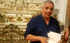 Lo scrittore Maurizio de Giovanni colpito da infarto: è ricoverato in condizioni “non gravi”