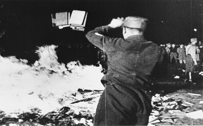 Il rogo dei libri durante il nazismo: cosa accadde il 10 maggio 1933