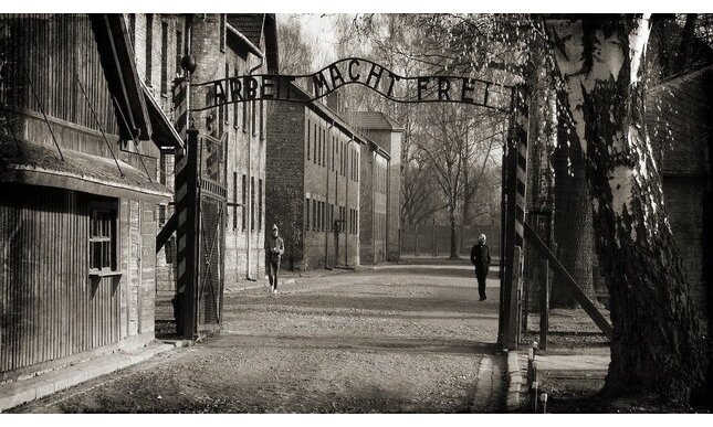 Auschwitz di Salvatore Quasimodo: parafrasi e analisi della poesia