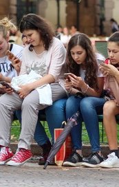 Cellulari in classe addio: la Camera valuta lo stop per professori e studenti