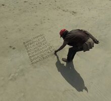 Una poesia spunta su una spiaggia su Google Maps: che significa il testo e chi è il suo misterioso autore?