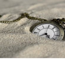“Scritto sulla sabbia”: il legame tra bellezza e transitorietà nella poesia di Hermann Hesse 