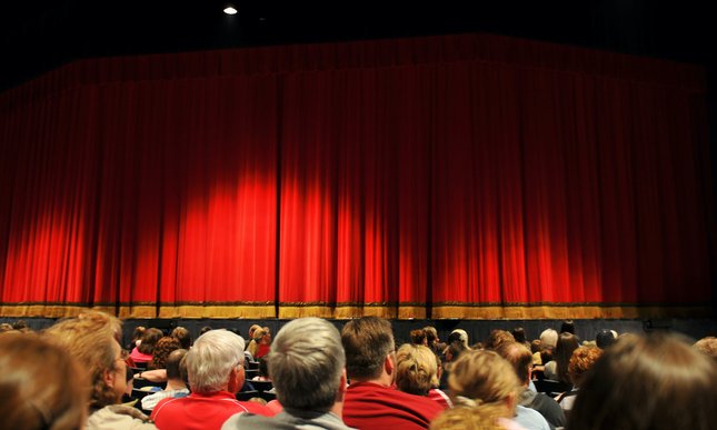 5 spettacoli teatrali 2024 tratti da libri da non perdere: titoli, date e biglietti