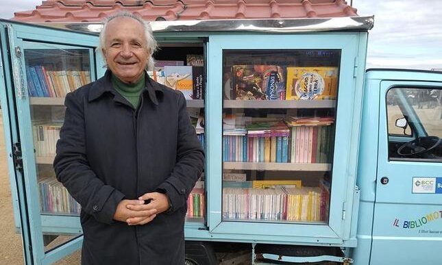 In giro per tutta Italia portando libri: la storia del maestro in pensione che diffonde la lettura