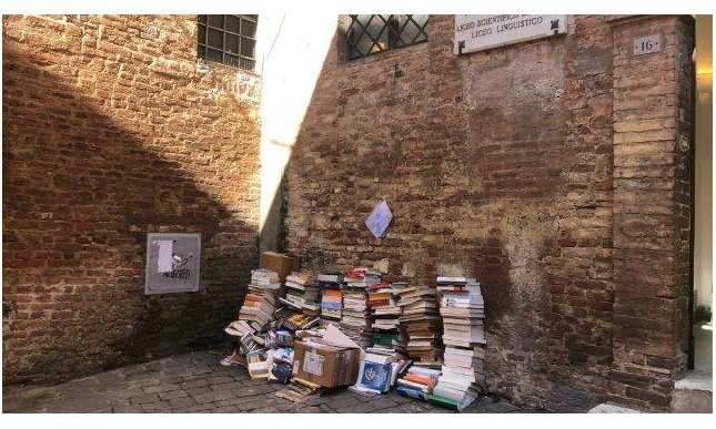 Arriva il no della biblioteca e i libri finiscono tra i rifiuti. Succede a Siena