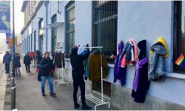 Arriva a Milano il Muro della Gentilezza: libri, abiti e vestiti per i senzatetto