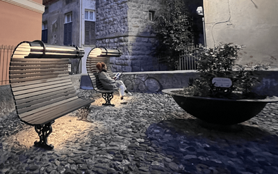 Panchine illuminate per leggere di sera: ecco dove trovarle