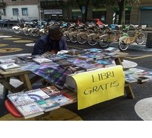 Libri gratis a Milano: il banchetto di nonno Gianni dona testi e consigli di lettura