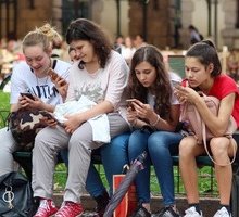 Cellulari in classe addio: la Camera valuta lo stop per professori e studenti