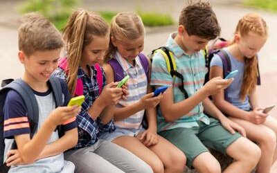 Dipendenza da televisione e smartphone: i rischi per bambini e adolescenti