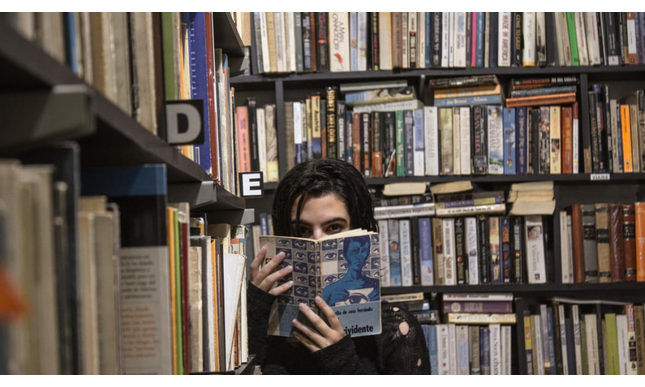 Covid e librerie: i libri sono beni di prima necessità? La situazione in Francia e in Italia