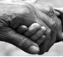 “Quando i genitori invecchiano”: la commovente poesia per la Festa dei nonni 