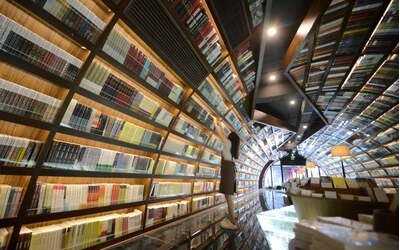 Una libreria labirinto piena di specchi: ecco dove trovarla