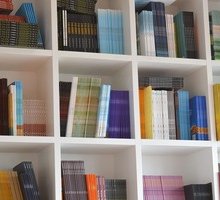 Come ordinare i volumi nella libreria di casa?