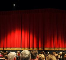 5 spettacoli teatrali 2024 tratti da libri da non perdere: titoli, date e biglietti