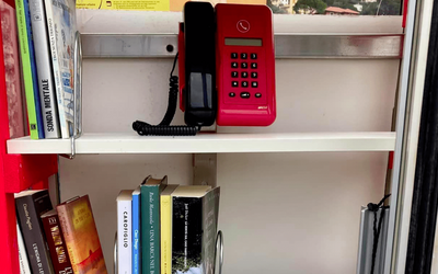 Le cabine telefoniche dismesse diventano biblioteche: a Camogli inaugurata la biblio-cabina
