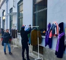Arriva a Milano il Muro della Gentilezza: libri, abiti e vestiti per i senzatetto