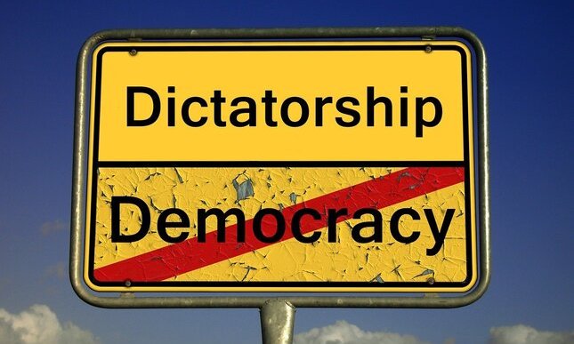 Dittatura, totalitarismo, cesarismo, autocrazia, autoritarismo: significato e differenze